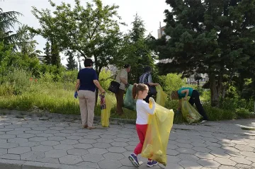 Почти 14 тона боклук изчистиха санданчани за ден