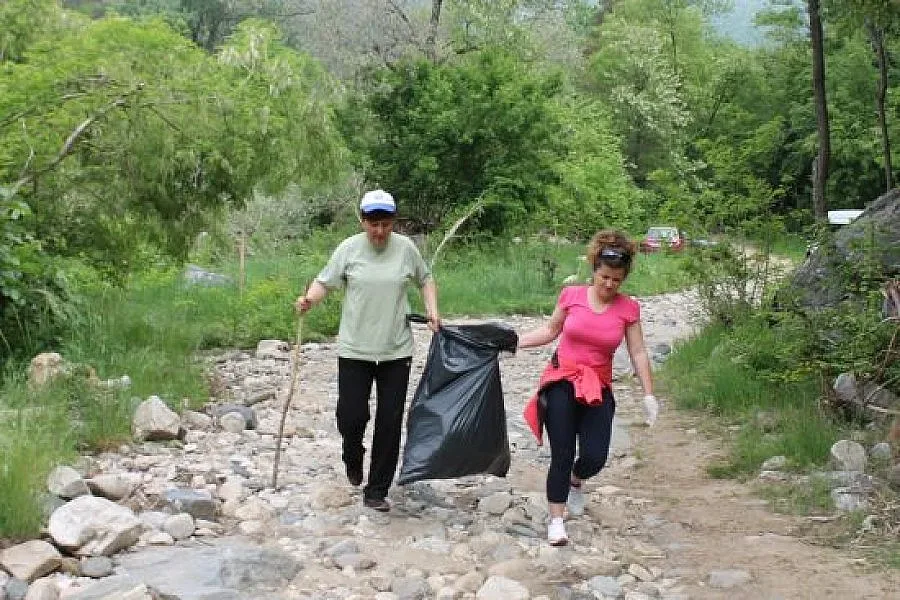 Общинари и ученици чистиха Дяволският мост и Орловите скали