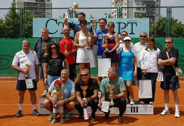 Медийни асове с купите на "Лидерите"