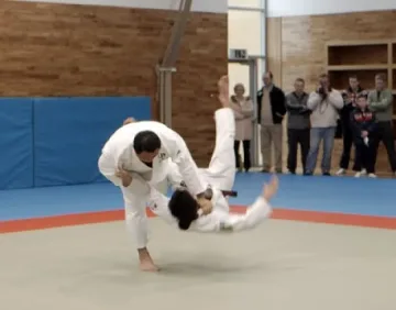 Свещеник замени расото с кимоно