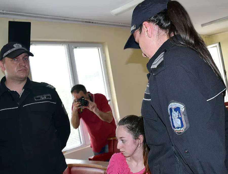 Оставиха в ареста сексробинята, убила с нож