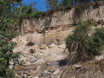 Портних обяви бедствено положение заради свлачището край морето