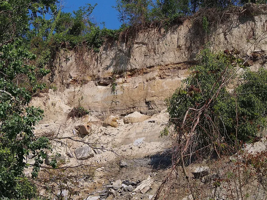 Портних обяви бедствено положение заради свлачището край морето