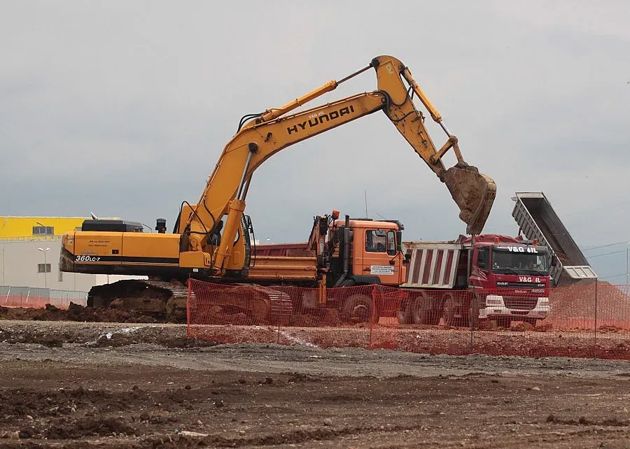 Багери и камиони вън от курортите край Варна