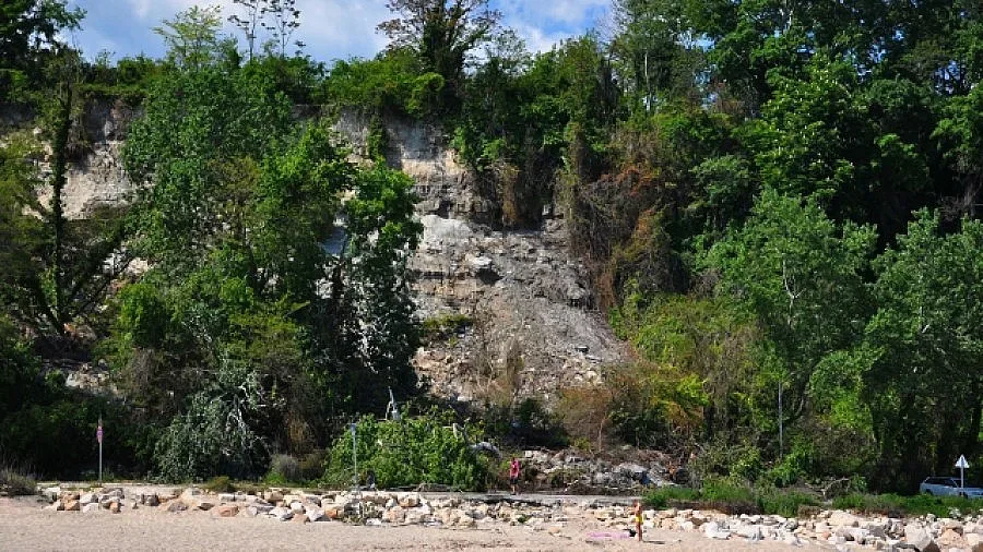 Обявяват частично бедствено положение заради свлачище по морето