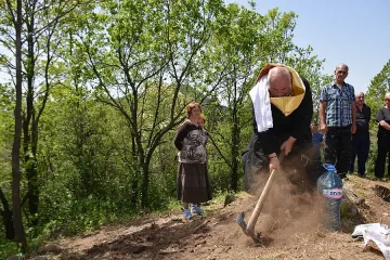 Симитли не спира да строи църкви 