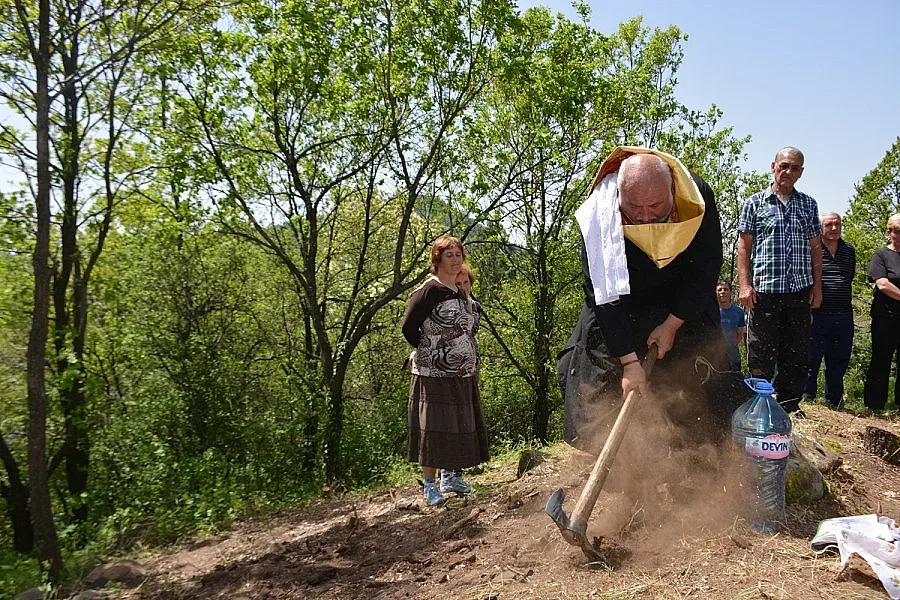 Симитли не спира да строи църкви