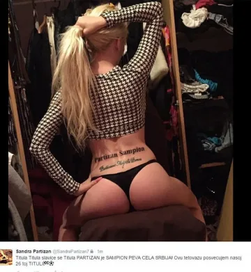 Сексбомба радва Бандата с татуировка