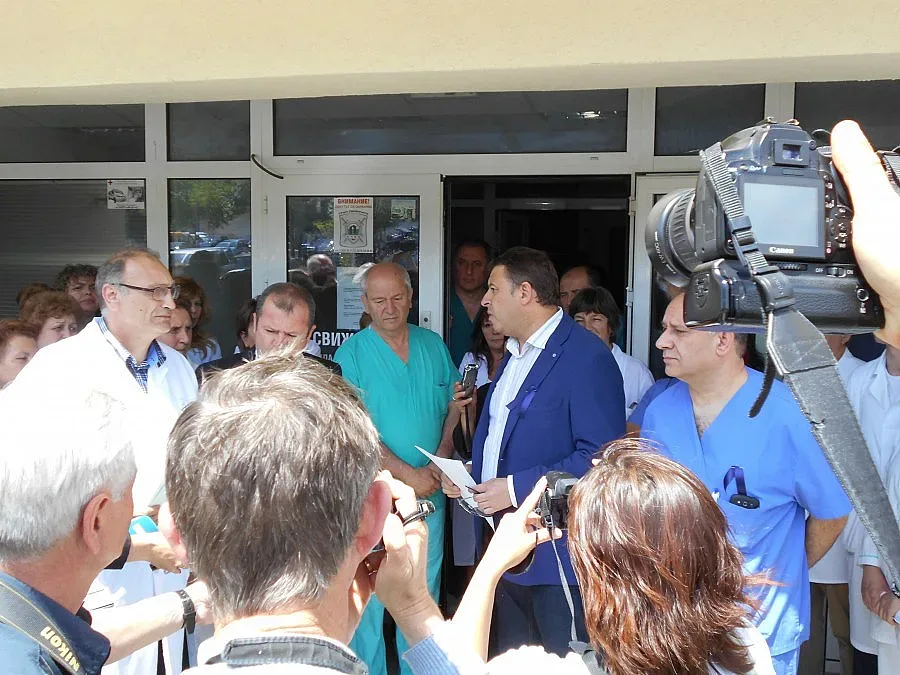 Лекари, кмет и пациенти на протест срещу министър Москов