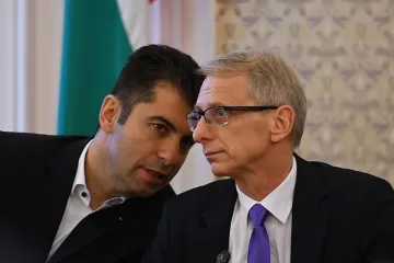 Вижте къде обядваха Петков и Денков. Изумиха всички /СНИМКИ/