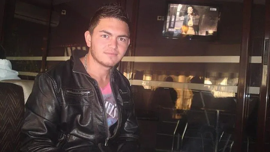 Красавица закла младеж в гората