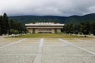 Коланите на хановете гостуват в НИМ