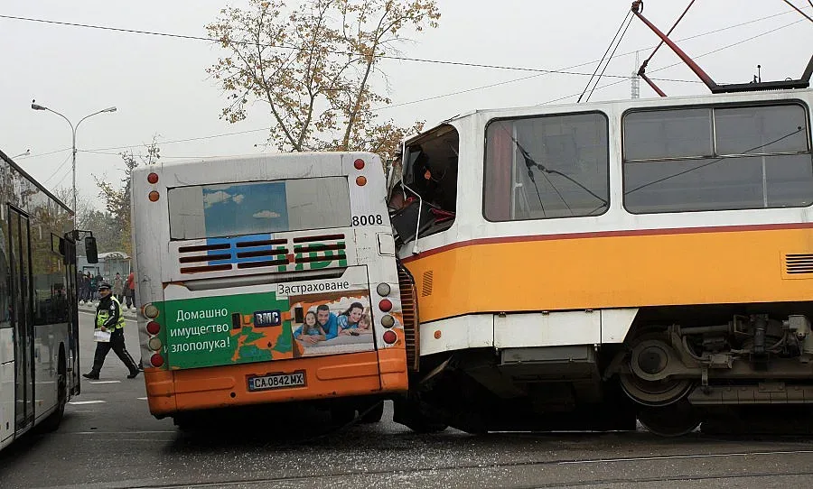 Трамвай и автобус се сблъскаха в София