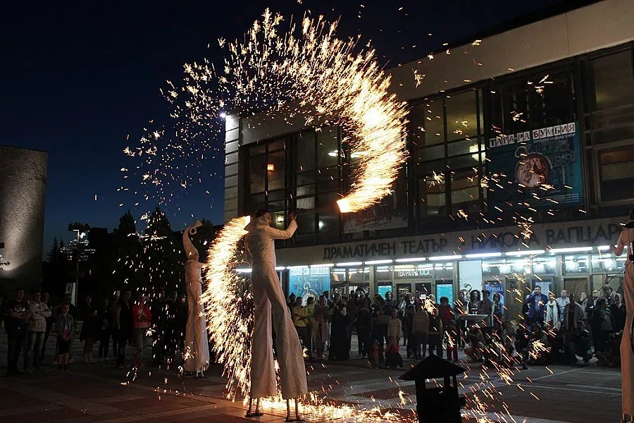 Спектакли и огнено шоу дадоха старт на театрален фестивал