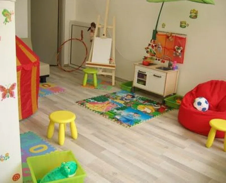 Дете в забавачка със счупени пръсти от шкаф