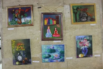 Деца украсиха кметство с рисунки и керамика