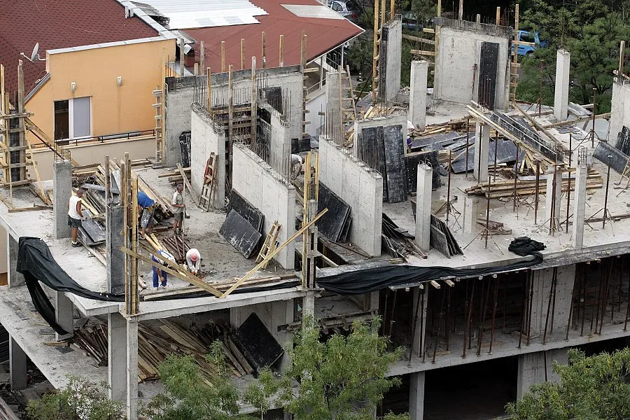 Работник в тежко състояние след като падна от строеж