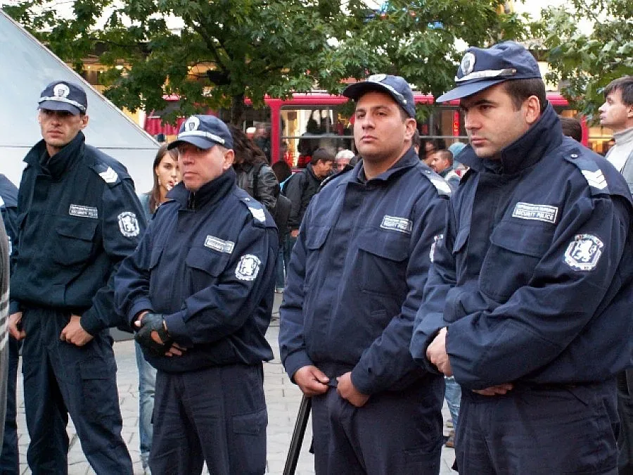 Полицаи и надзиратели излизат на протести