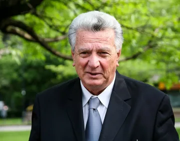 Интелектуалците да дадат пример на политиците 