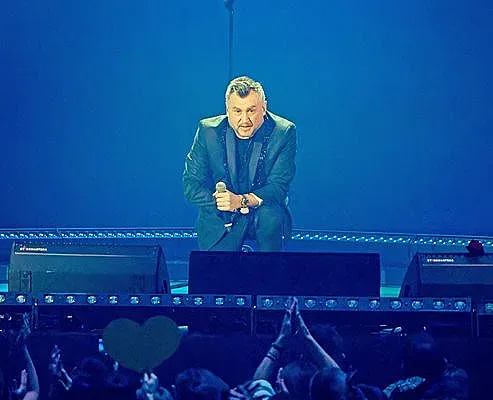 Радев гледа през таен прозорец наша поп звезда!