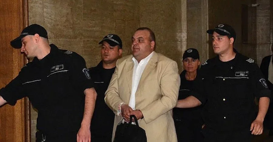 И майката на Чеци ще го брани в съда