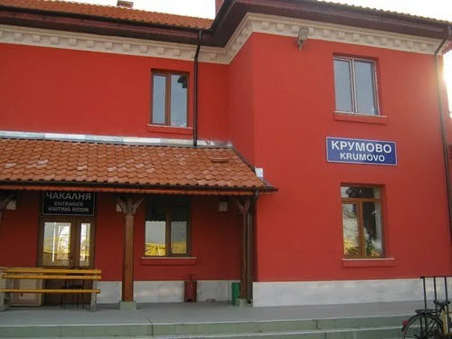 Път пропадна върху газопровод, заплашва с взрив село