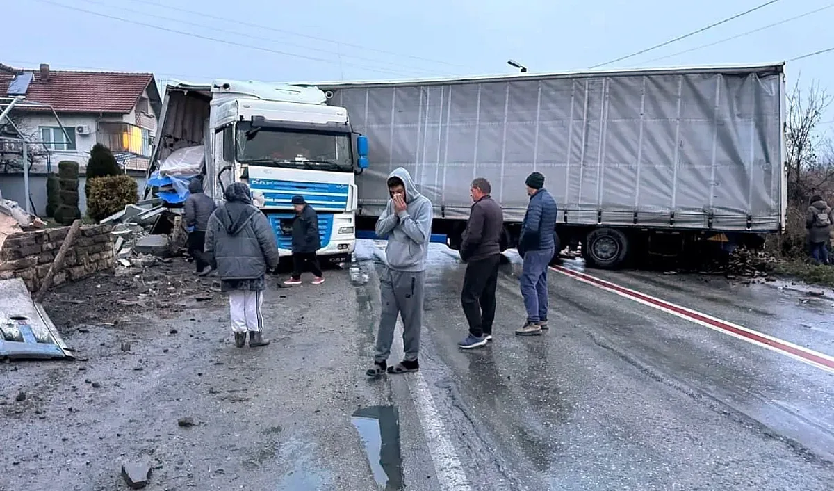 Тир опита да влезе в къща! Пораженията са големи
