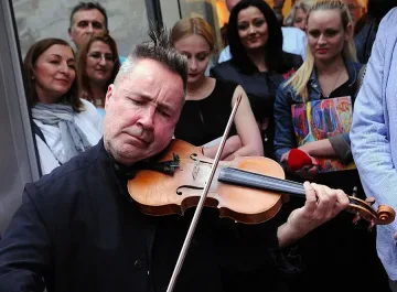 Найджъл Кенеди свири сред картини
