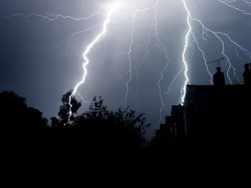 Мълния удари бременна, закопаха я в земята да излезе токът