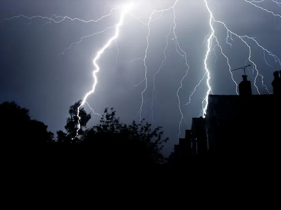 Мълния удари бременна, закопаха я в земята да излезе токът
