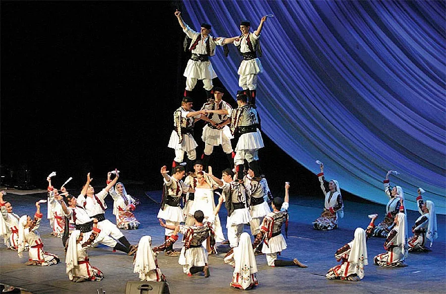 Ансамбъл „Българе" пее за болно дете