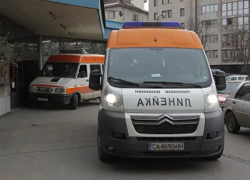 Един загина и двама се борят за живот след тройно изпреварване