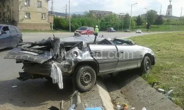 Кола излетя от мост в Перник