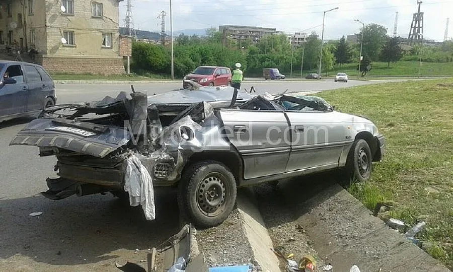 Кола излетя от мост в Перник