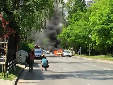 Кола изгоря в София