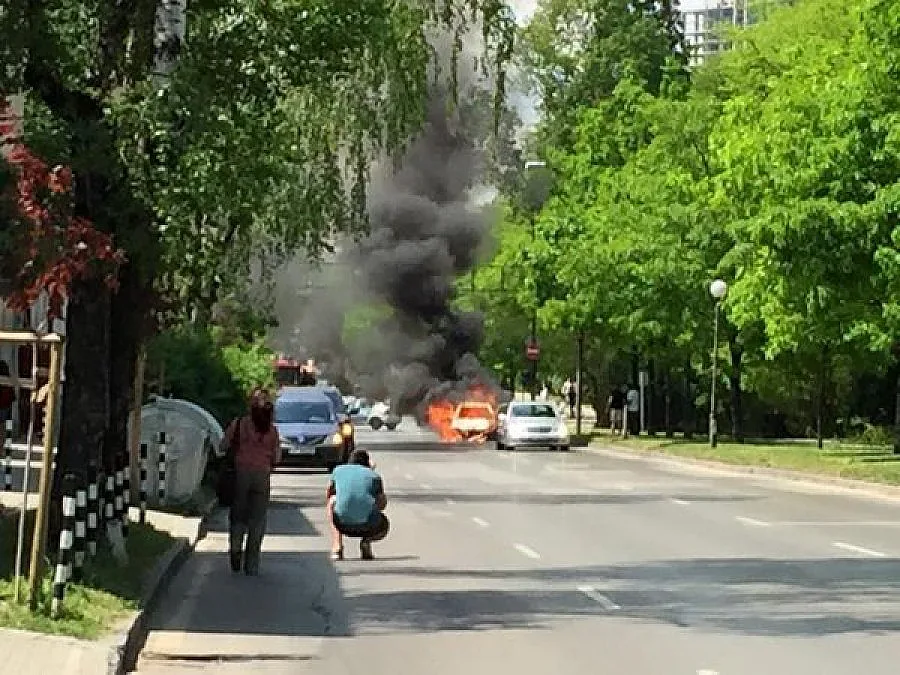 Кола изгоря в София