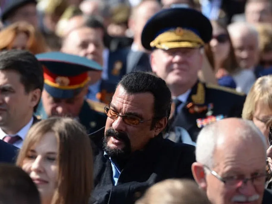 Стивън Сегал гледа парада на Червения площад