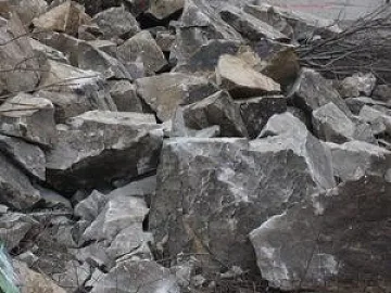 Огромен къс скала падна върху микробус и рани трима