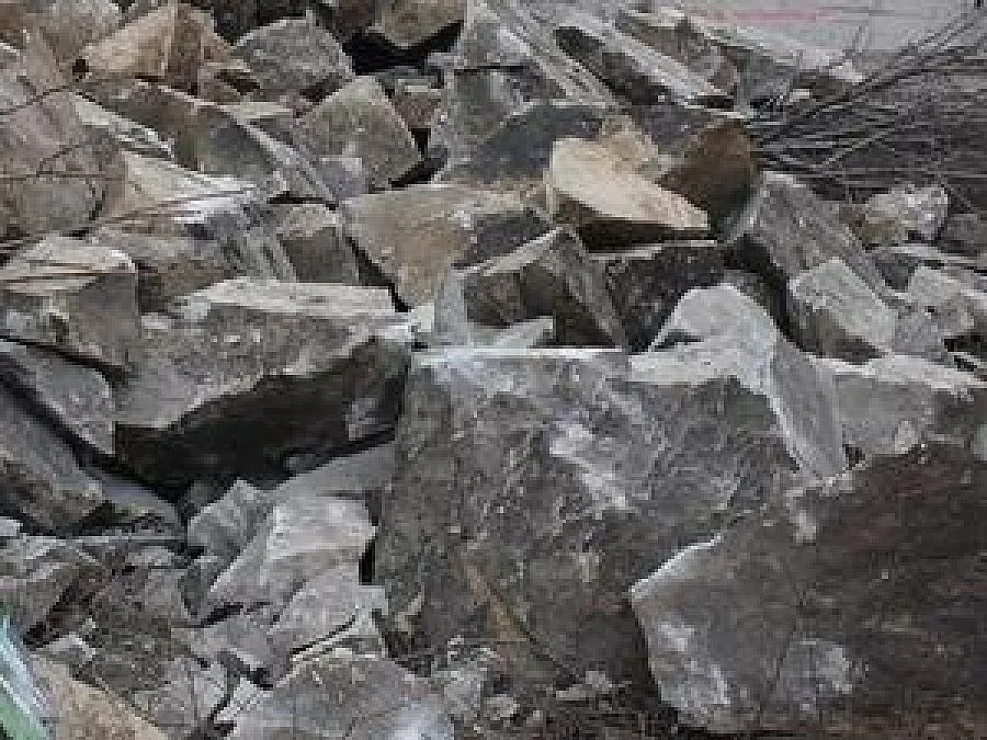 Огромен къс скала падна върху микробус и рани трима