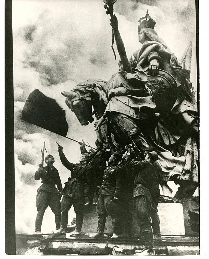 Четири пъти забиват червено знаме над Райхстага