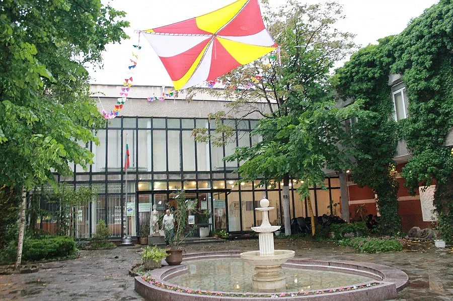 Гигантско привлича децата към книгите