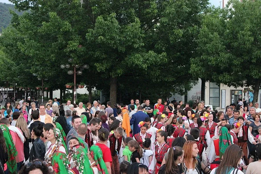 Благоевград се хваща на голямо хоро