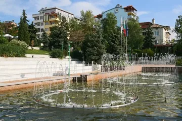 Община Сандански с уборка край стадиони и площадки