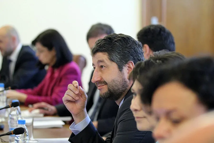 Министър Иванов обжалва освобождаването на следователя Петьо Петров