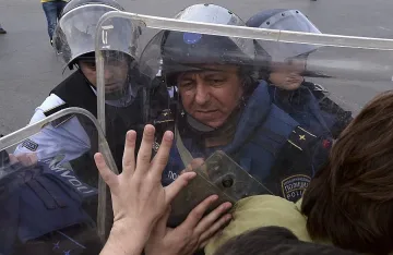 ВИДЕО: Антиправителствените протести тресат Македония 