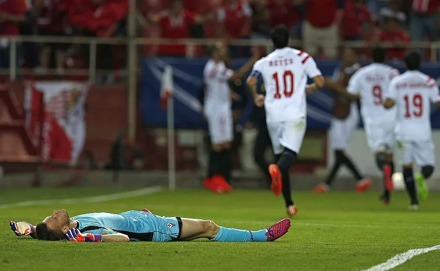 "Севиля" с единия крак на финал, "Днипро" и "Наполи" запазиха интригата