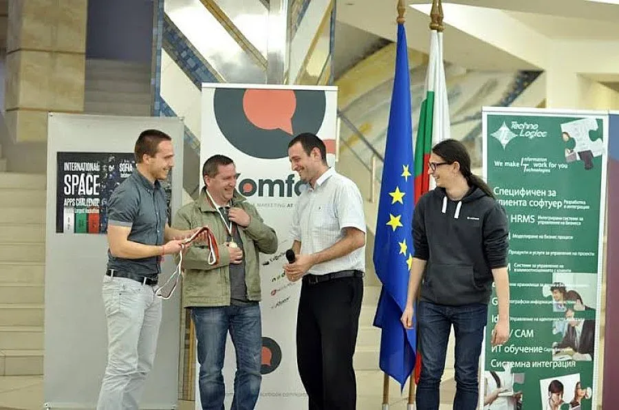 Да шашнеш НАСА с фабрика за роботи