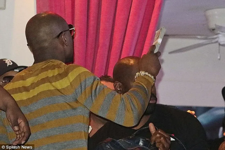 Мейуедър хвърля пари като салфетки