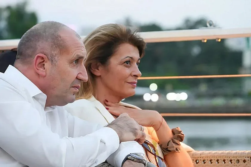 Хванаха ги! Ето какво са правили Радев и Деси във Виетнам (СНИМКИ)