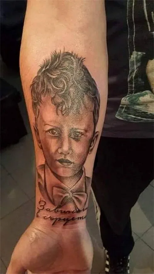 Бащата на Петьо си татуира образа му